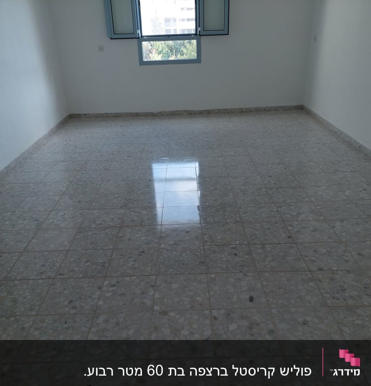 רצפה נקייה ומבריקה בחדר ריק עם חלון פתוח